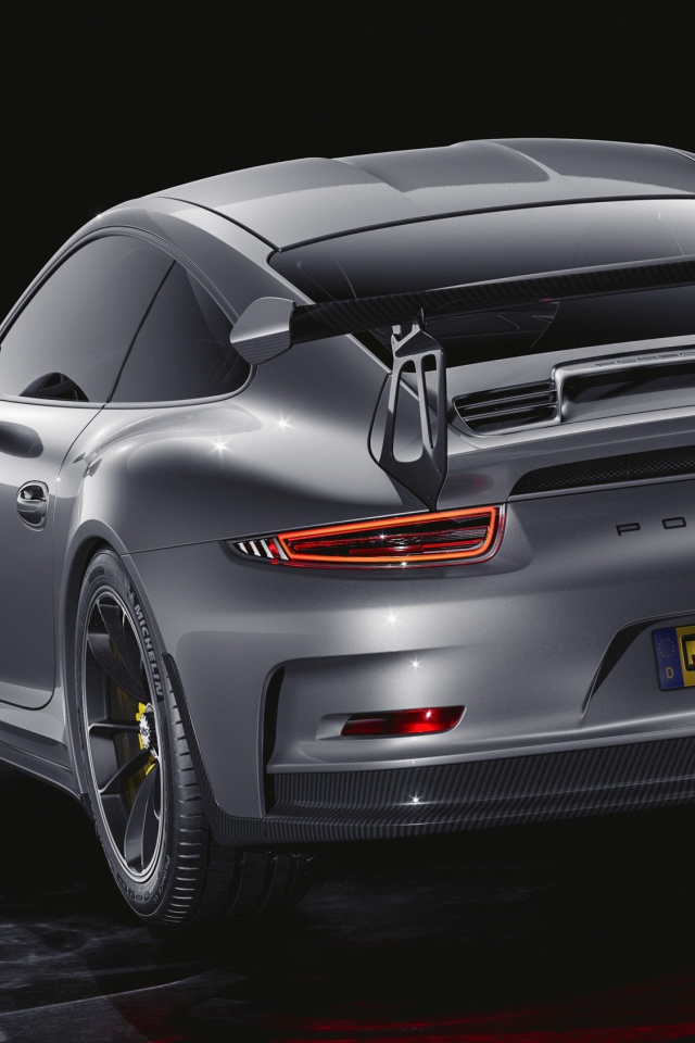 Серебристый автомобиль Porsche 911 GT3 RS CGI вид сзади
