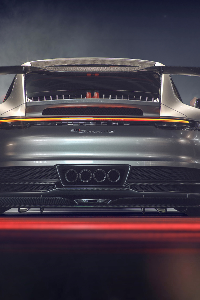 Серебристый спортивный автомобиль Porsche 911 GT, вид сзади