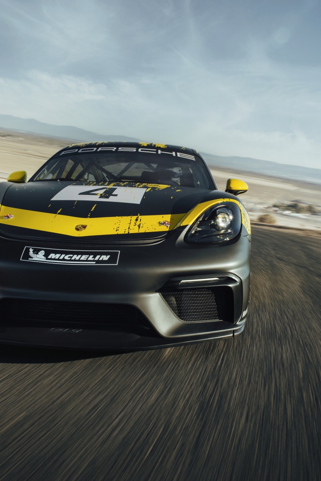 Спортивный автомобиль Porsche Cayman GT4 вид спереди