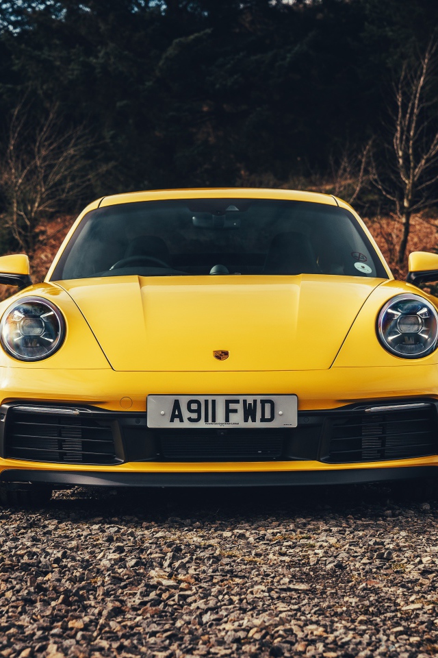 Желтый спортивный автомобиль Porsche 911 Carrera 4S 2019 года