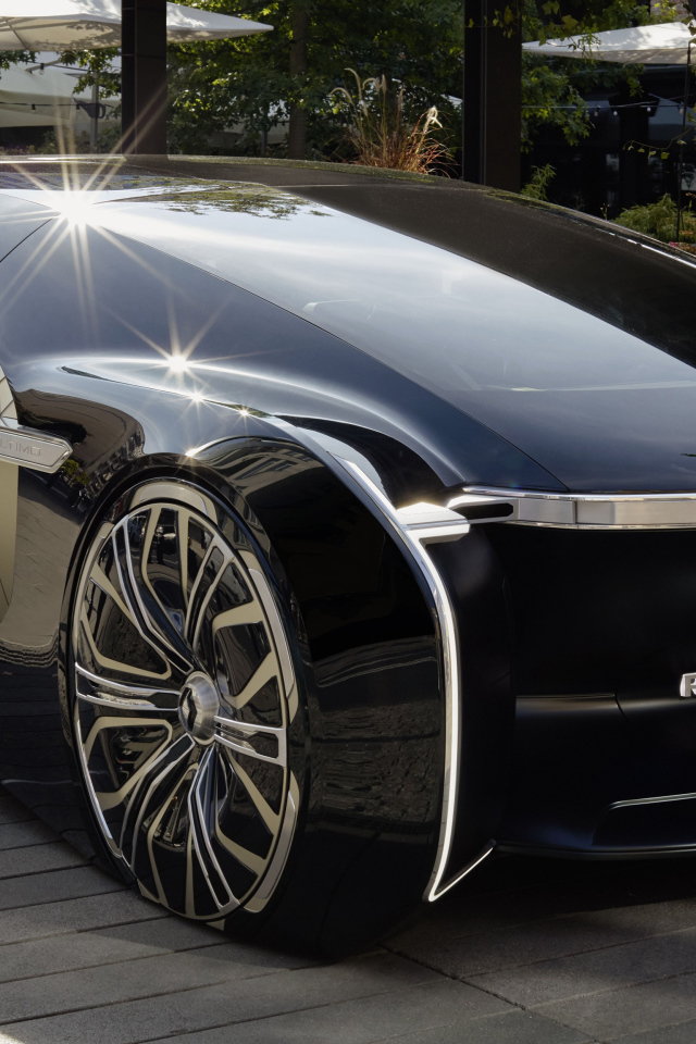 Красивый автомобиль Renault EZ-Ultimo 2018 года у кафе