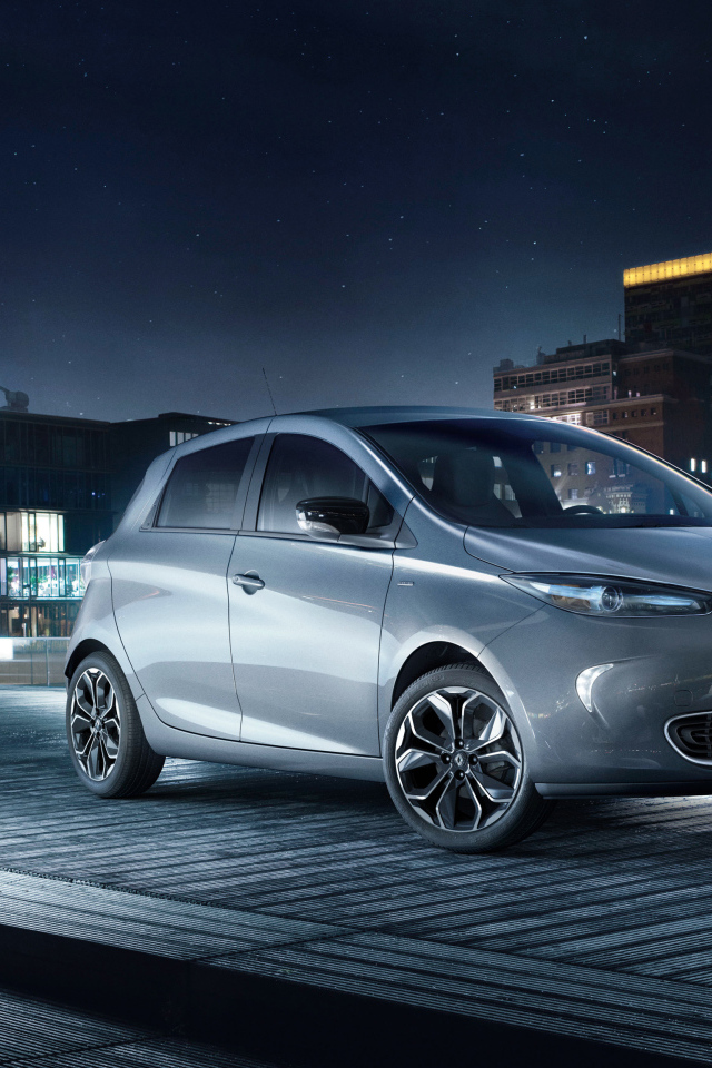 Маленький автомобиль Renault Zoe ZE Iconic на фоне города