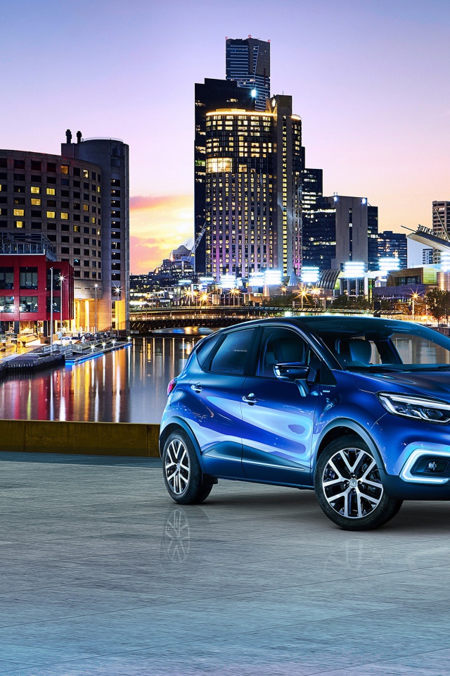 Стильный синий автомобиль Renault Captur на фоне города