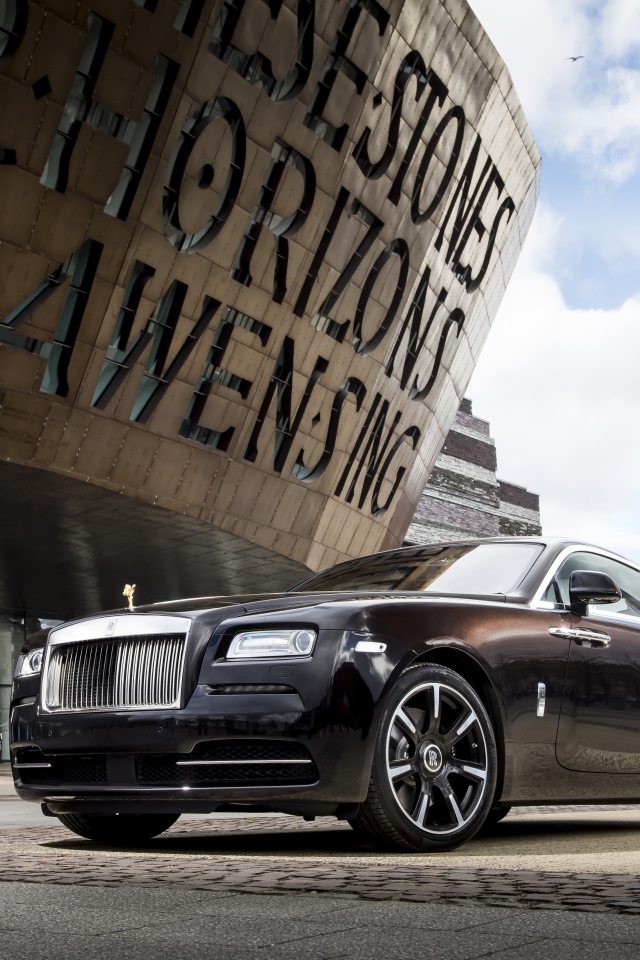 Черный автомобиль Rolls-Royce Wraith в городе
