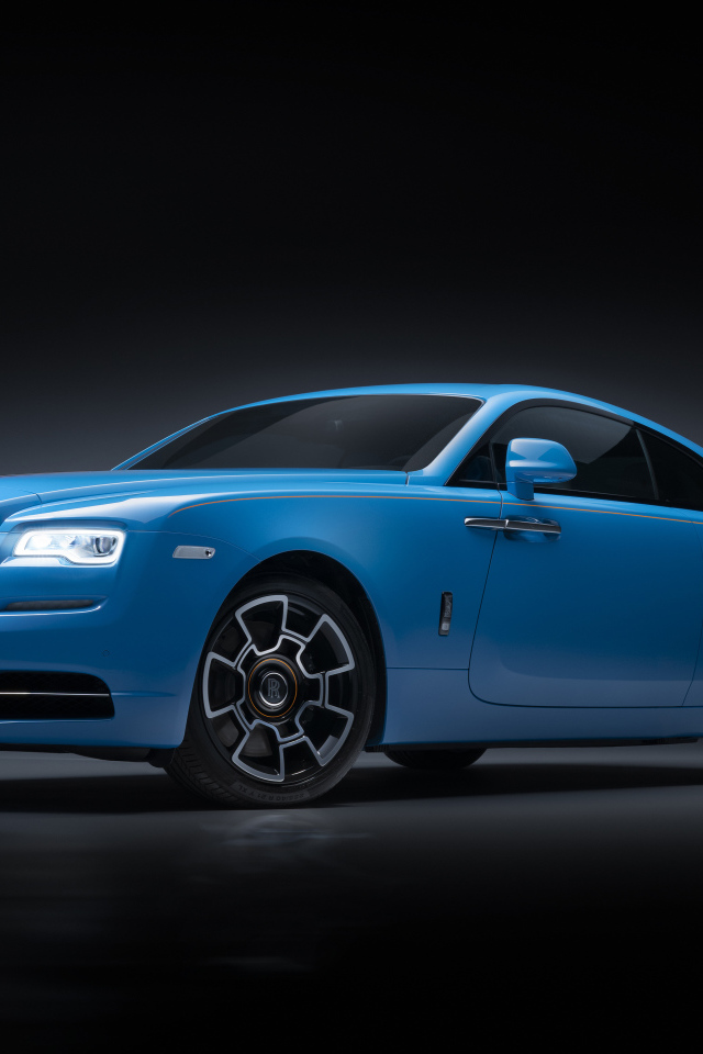 Голубой автомобиль Rolls-Royce Wraith, 2019 года на сером фоне