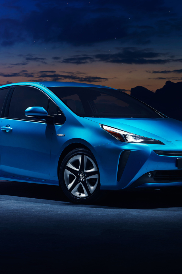 Синий автомобиль Toyota Prius 2019 года в свете луны 