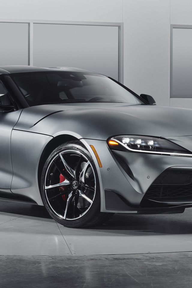 Серебристый спортивный автомобиль Toyota GR Supra, 2020 года
