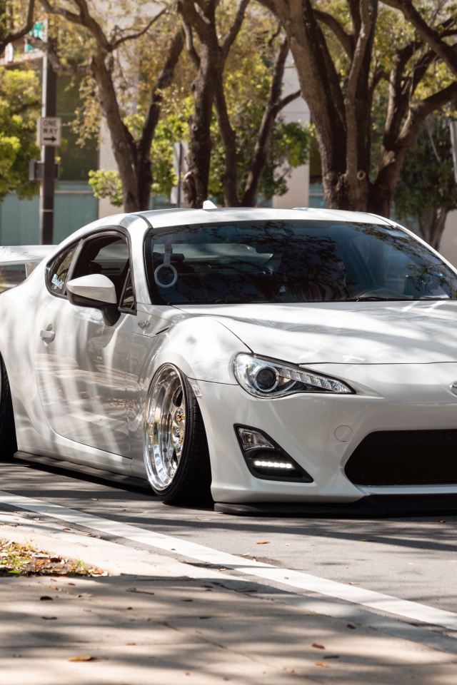 Белый спортивный автомобиль  Toyota 86, 2019 года в городе