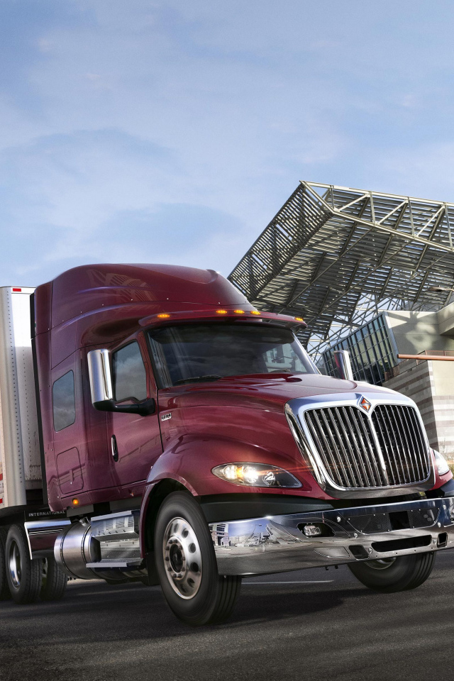 Большой грузовик в городе