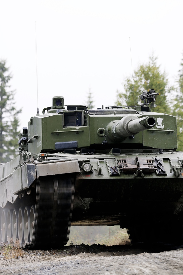 Зеленый танк Леопард 2