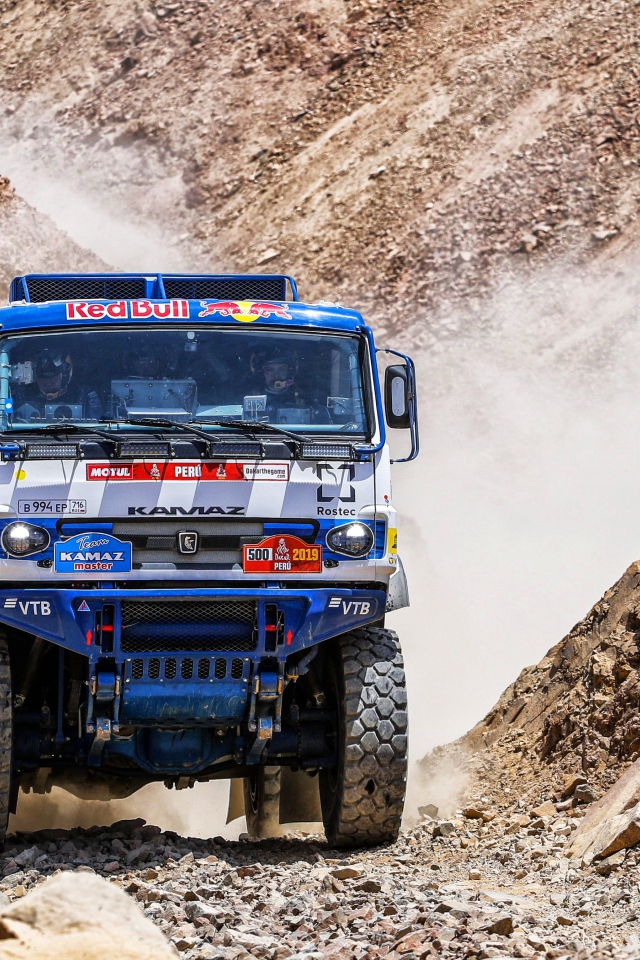 Спортивный камаз на бездорожье на соревновании по  Ралли 