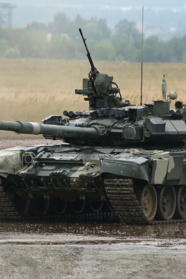 Танк T-90 в грязи
