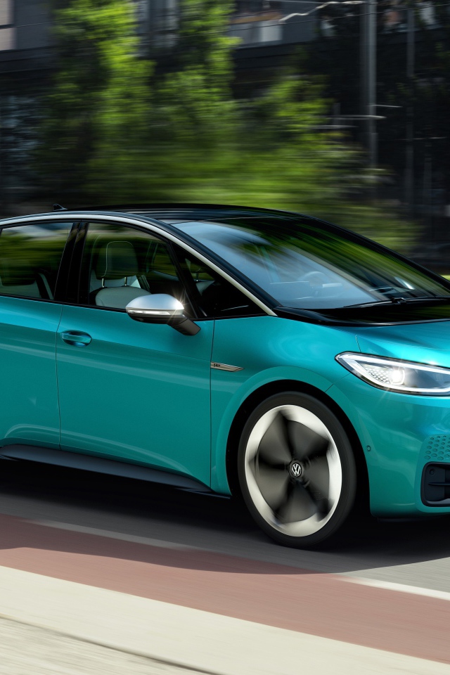 Автомобиль Volkswagen ID.3 1st 2019 года едет по городу