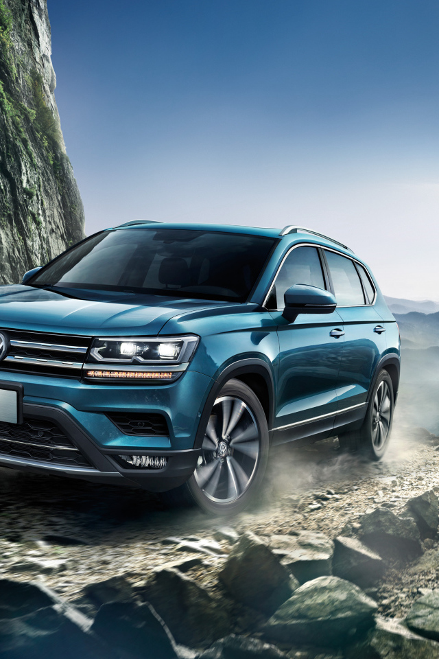 Синий внедорожник Volkswagen Tharu 2018 года в горах 
