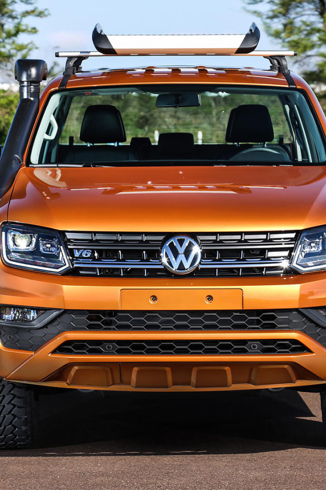 Золотистый внедорожник Volkswagen Amarok V6 вид спереди 