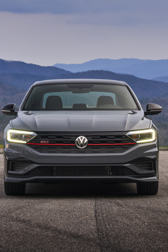 Серебристый автомобиль  Volkswagen Jetta GLI, 2019 года на фоне горизонта 