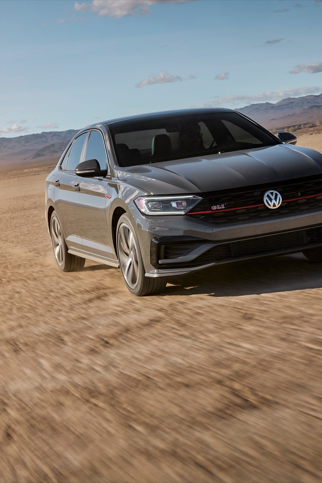 Автомобиль Volkswagen Jetta в пустыне