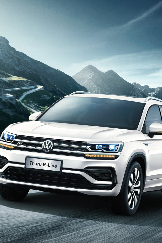 Белый внедорожник Volkswagen Tharu R-Line 2018 года на горной дороге