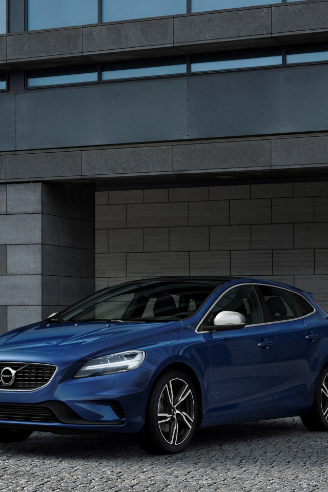 Синий автомобиль Volvo V40 у здания