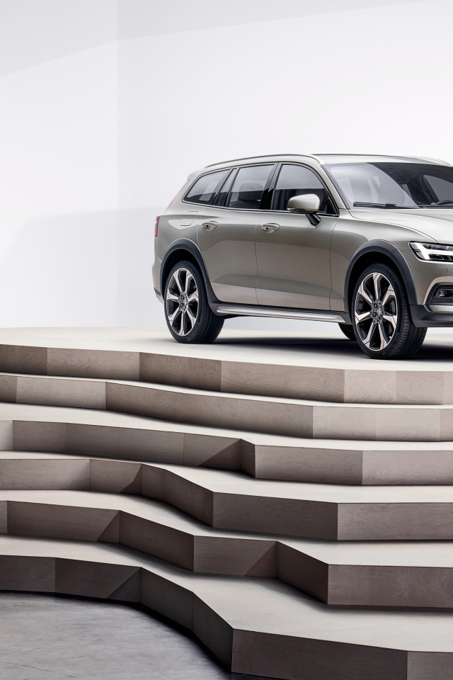 Серебристый автомобиль Volvo V60 T5  на пьедестале 