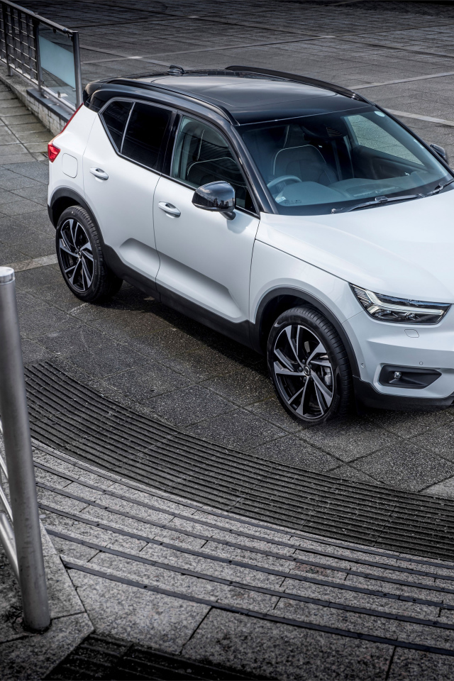 Белый автомобиль Volvo V60 у ступенек 