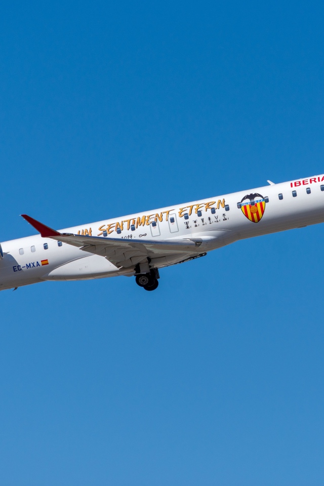 Самолет Bombardier CRJ-1000 авиакомпании Air Nostrum на фоне голубого неба