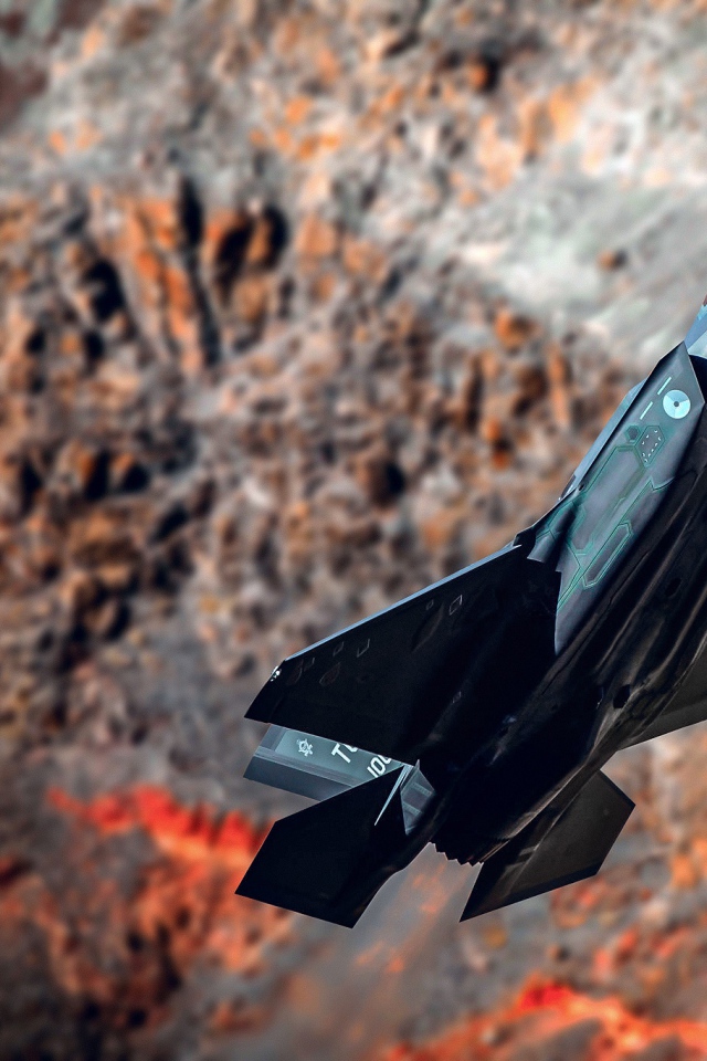 Черный истребитель F-35A Lightning II на фоне гор