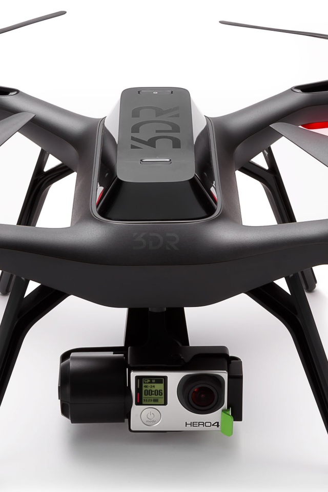 Черный квадрокоптер 3DR Solo на белом фоне