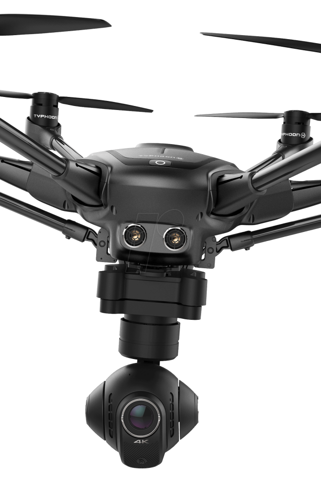 Черный квадрокоптер Yuneec Typhoon H на белом фоне