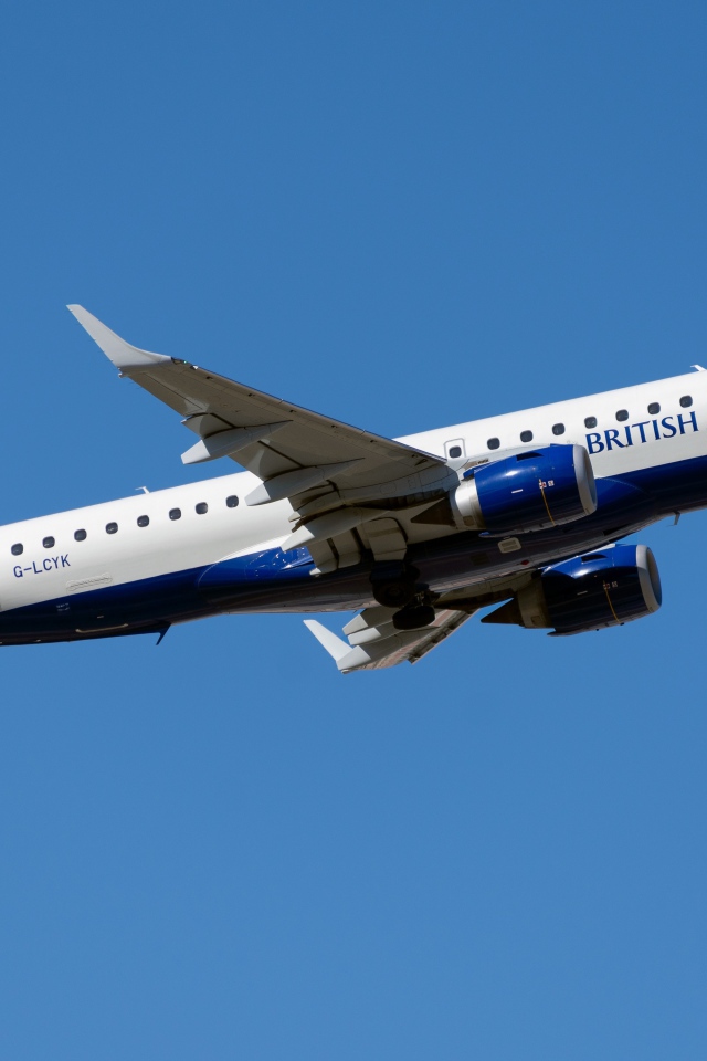 Пассажирский самолет Embraer ERJ-190 авиакомпании British Airways в небе