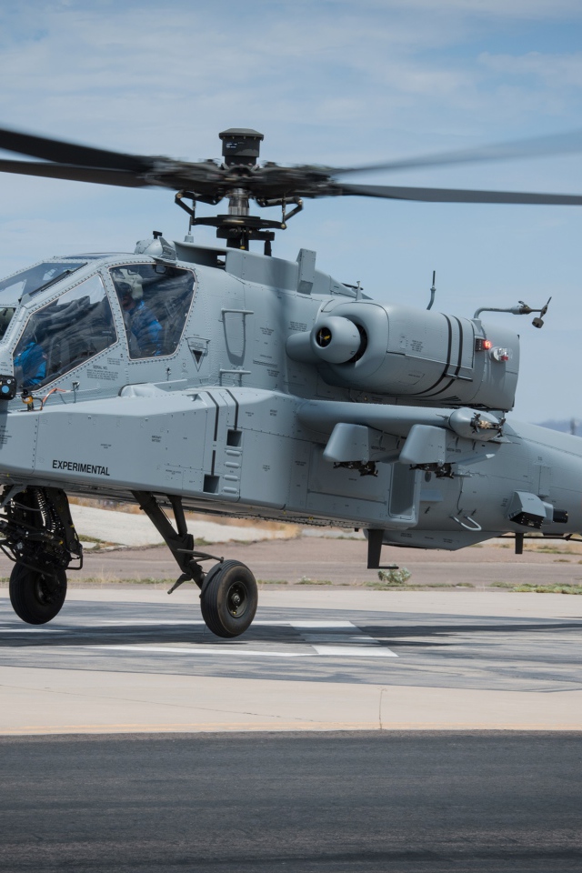 Военный вертолет Boeing AH-64 Apache готовится к взлету