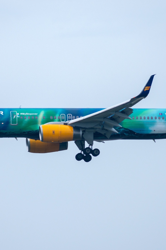 Пассажирский Boeing 757-200W  авиакомпании Icelandair в небе