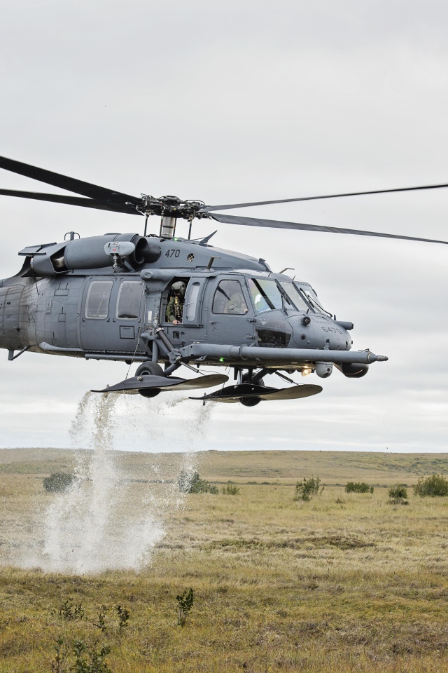 Военный вертолет Sikorsky HH-60 Pave Hawk с водой