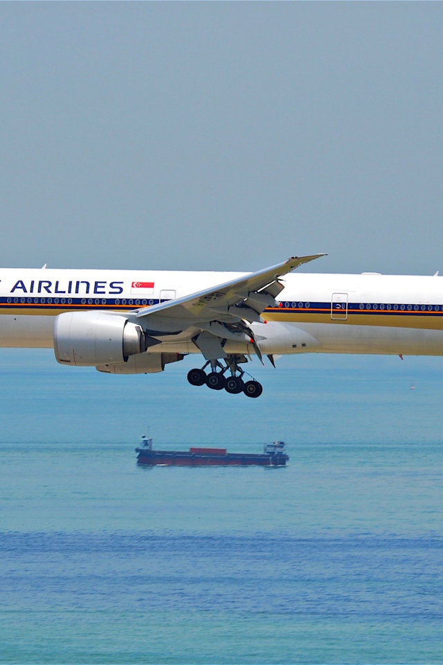 Аэробус авиакомпании Singapore Airlines летит над морем