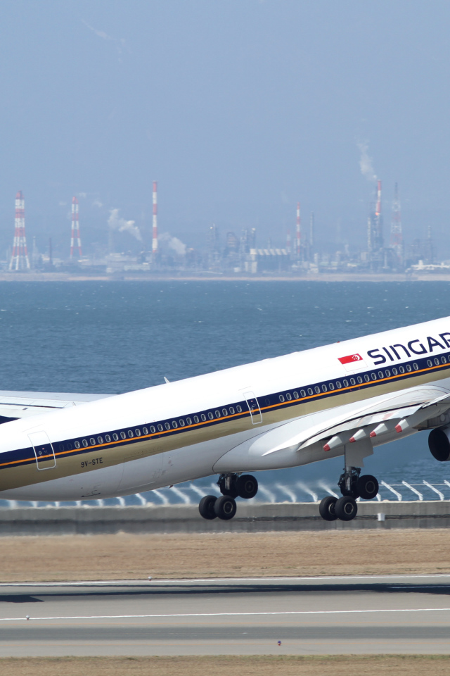 Самолет авиакомпании Singapore Airlines на взлете