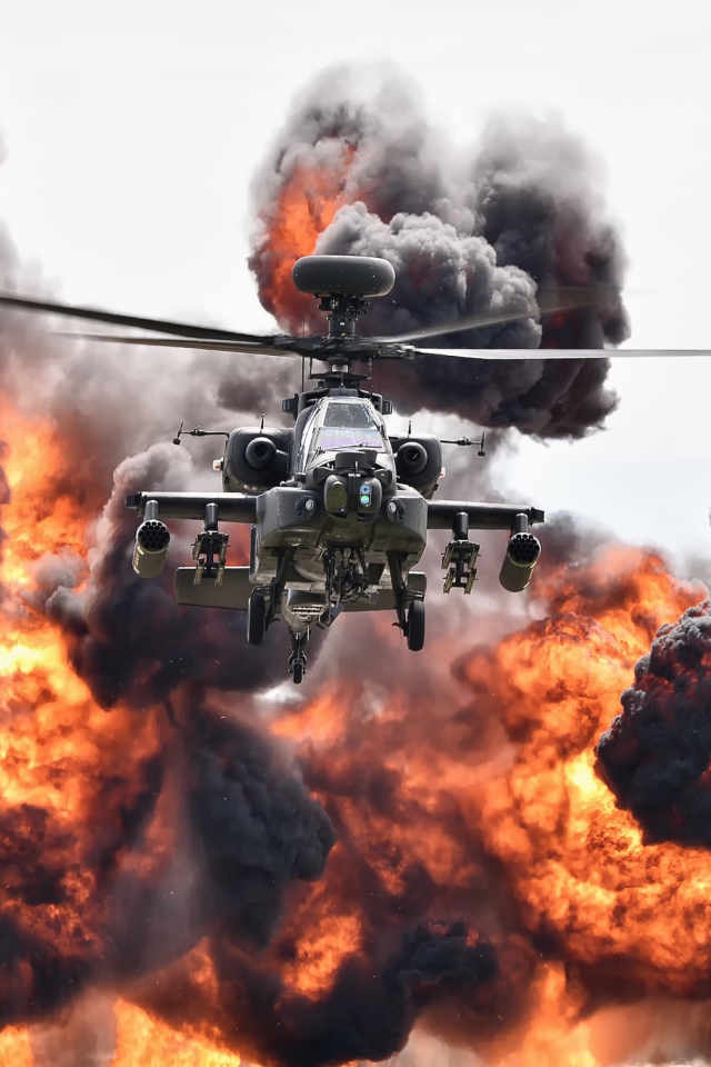 Ударный вертолет армии США Boeing AH-64 Apache в клубе огня