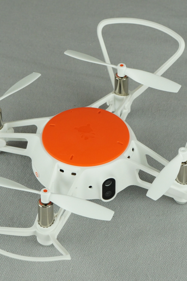 Квадрокоптер Xiaomi MiTu Minidrone 720P на сером фоне