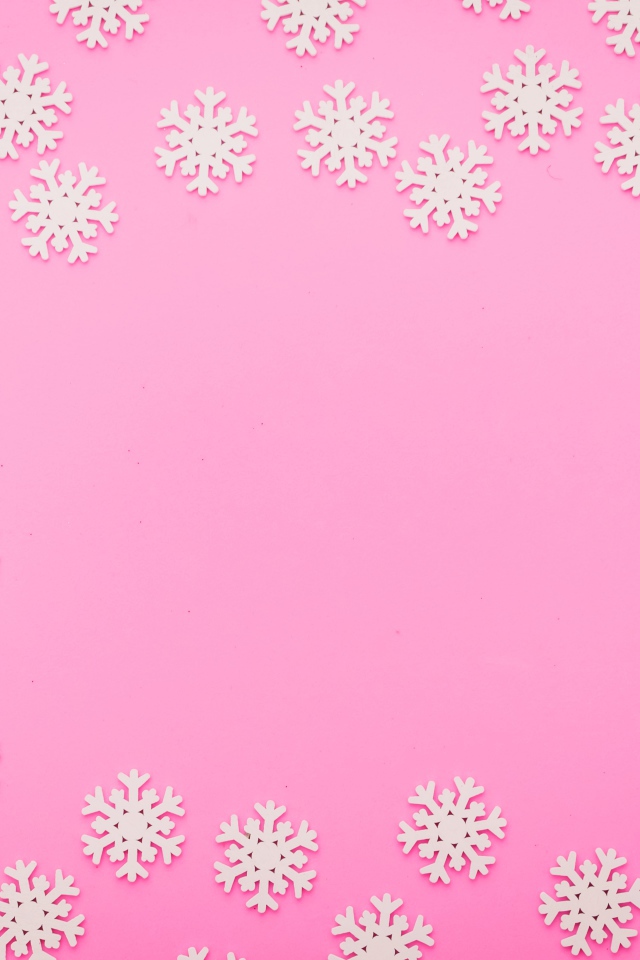 Много белых снежинок на розовом фоне