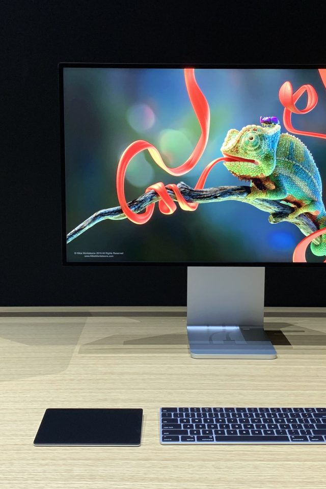 Монитор Apple Pro Display XDR, 2019 на столе