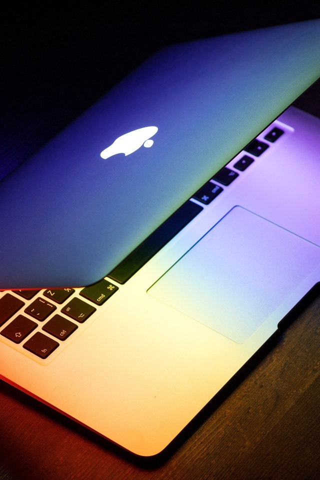 Макбук Apple на деревянном столе 