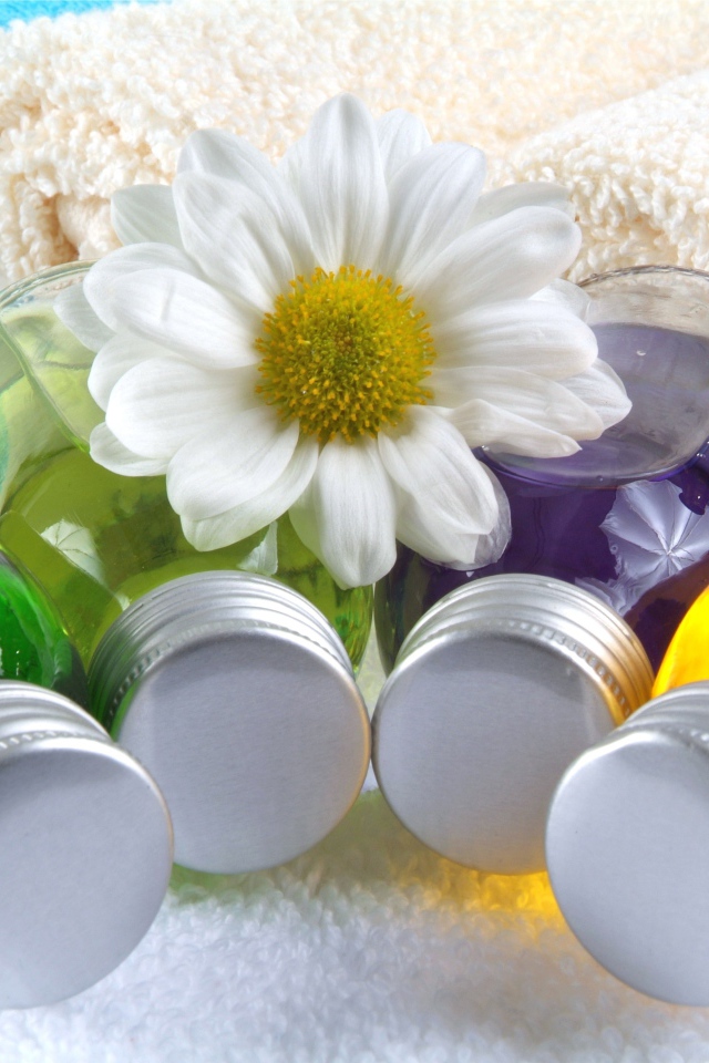 Ароматические масла с полотенцами и цветком