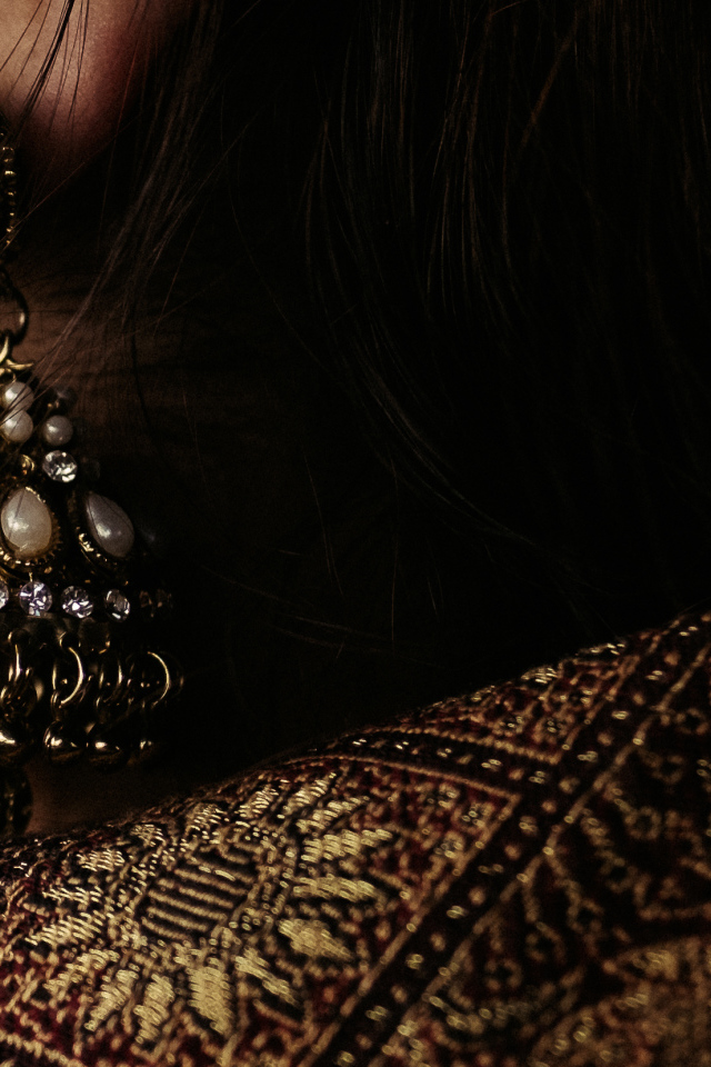 Красивая сережка с камнями в ухе