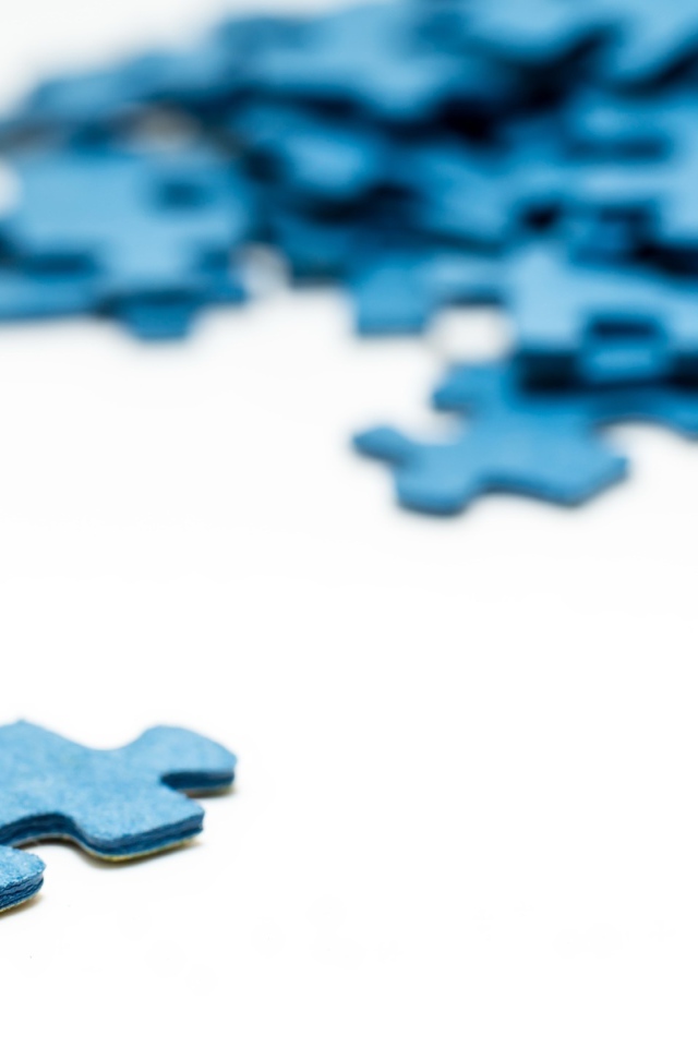 Синий пазл на белом фоне