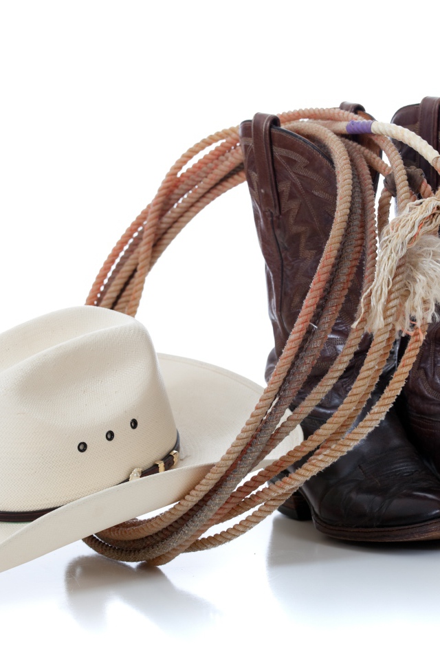 Сапоги, ковбойская шляпа и лассо на белом фоне