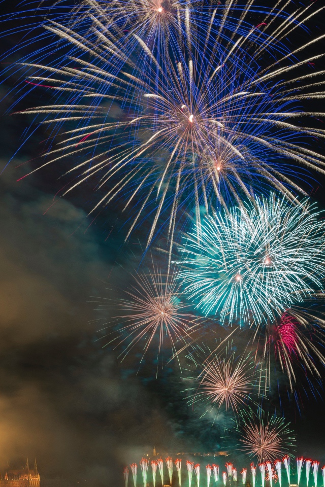 Яркий разноцветный праздничный салют в небе