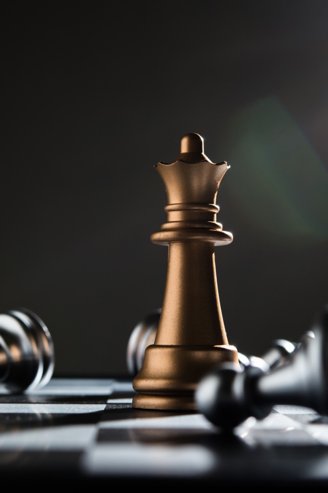 Шахматная королева на доске с пешками 