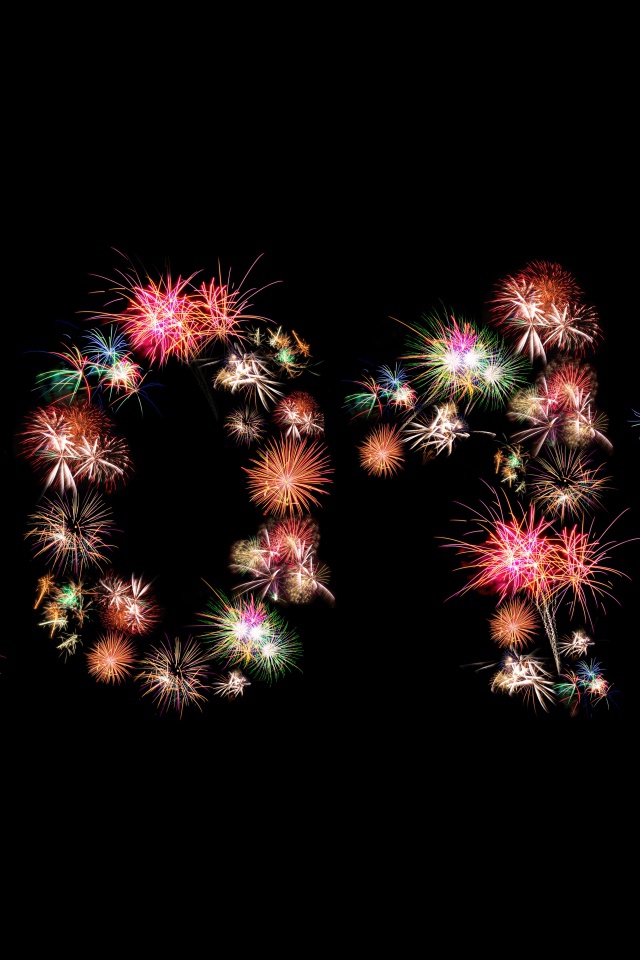 Цифры 2019 из салюта на черном фоне