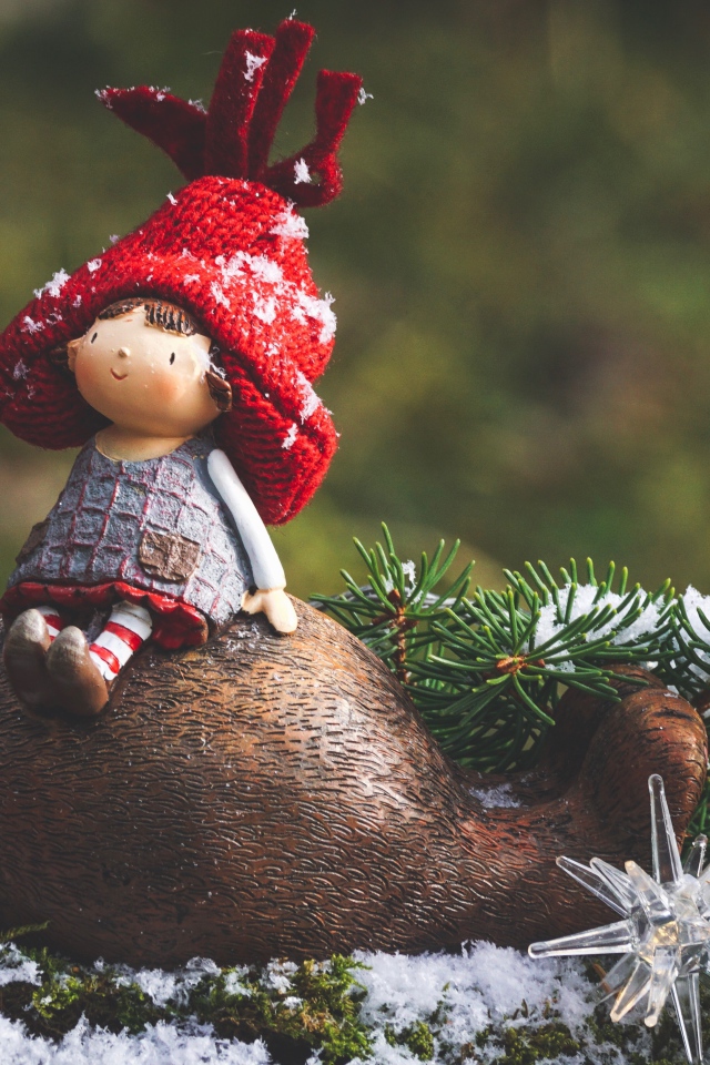 Статуэтка Маша и медведь с еловой веткой