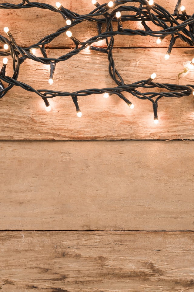 Гирлянда на деревянном фоне
