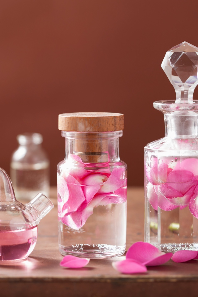 Стеклянные флаконы с ароматной водой с лепестками розы